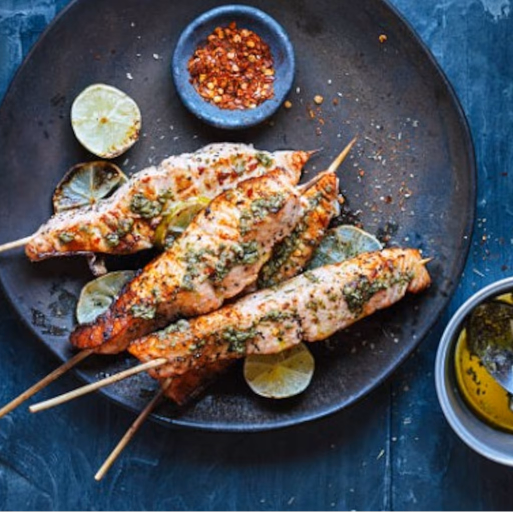 Brochettes de poisson assaisonnées d'un mélange d'épices barbecue pour poisson et volaille sur une assiette